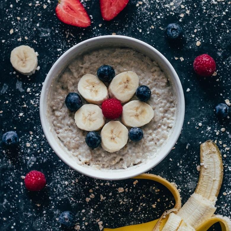 Porridge oatmeal fruits breakfast nutrition santé diététique carré